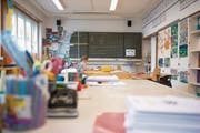 Der Blick in das Schulzimmer von Finstersee, wo vier Schulstufen zusammen unterrichtet werden. (Bild: Maria Schmid (4. Mai 2016))