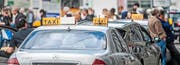Beim Bahnhof Luzern kommt es immer wieder vor, dass Taxifahrer Kunden nicht für kurze Strecken befördern wollen (Symbolbild). (Bild Boris Bürgisser)