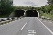 Der Fahrer wechselte auf der A14 beim Tunnel Rathausen die Fahrbahn und touchierte dabei andere Autos. Im Symbolbild: Der Tunnel Rathausen in Ebikon. (Bild: Google Maps Screenshot)
