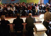 Die Lehrerschaft wird über den Entscheid informiert. (Bild Werner Schelbert/Neue ZZ)