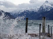 Der Föhn hat die Schweiz auch am Montag stark aufgewirbelt. (Archivbild) (Bild: KEYSTONE/URS FLUEELER)