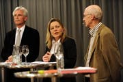 Markus Stadler, Heidi Z'graggen und Alf Arnold (von links) aum Podimsgespräch. (Bild Angel Sanchez/Neue UZ)