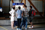 Integration der anderen Art: Asylbewerber lernen bei der ZVB, wie man ein Busbillett korrekt löst. (Bild: Stefan Kaiser / Neue ZZ)