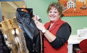 Ursi Keller leitet den Nähkurs im alten Kantonsspital. (Bild: Werner Schelbert (Zug, 3. November 2017))