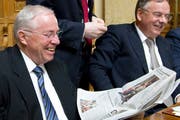 Christoph Blocher weitet über die BAZ Holding seine publizistische Tätigkeit aus. 21 regionale Wochenzeitungen kommen mit dem Kauf des Zehnder Verlags hinzu. (Archivbild: Peter Klaunzer/Keystone)