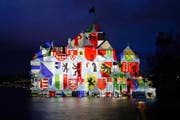 Das Schloss Chillon im Genfersee wurde im März 2008 vom Lichtkünstler Gerry Hofstetter mit den Kantonswappen beleuchtet. (Bild: Keystone/Dominic Favre)