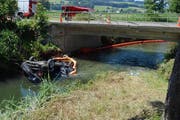 Das Geländer hielt das Auto nicht auf und das Fahrzeug landete im Wasser. (Bild: Staatsanwaltschaft Kanton Luzern)