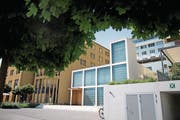 Hier entsteht in den nächsten Jahren eine Grossbaustelle: Das Haus St. Raphael (links) wird abgerissen. Über dem Dach der Kapelle nebenan wird ein Wendeplatz realisiert – die LKW sollen diesen von hinten her (Rigistrasse) anfahren. (Bild: Corinne Glanzmann (Luzern, 29. Mai 2017))
