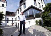 Ralf Binder (vor der Kirche und dem Pfarreizentrum in Walchwil) freut sich auf die neue Herausforderung. (Bild Werner Schelbert)