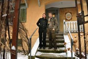 Mireille Tscholitsch und Hanspeter Odermatt vor dem restaurierten Haus. (Bild Corinne Glanzmann/Neue NZ; siehe auch Aufnahme unten)
