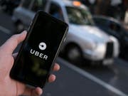 Einschätzung des Seco: Der US-Fahrdienstvermittler Uber behandelt zumindest einen Teil der Chauffeure in der Schweiz wie Mitarbeiter. (Archiv) (Bild: Keystone/EPA/WILL OLIVER)