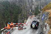 Ein Fahrzeug passiert am Samstagmorgen die Bristenstrasse. Sie war geöffnet, damit die Bristener ihre Autos an der Talstation der Bahn abstellen konnten. (Bild: pd / Baudirektion Uri)