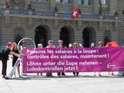 Frauen fordern auf dem Bundesplatz Lohngleichheit. Die Ständeratskommission befürwortet im Grundsatz ein Gesetz, das die Unternehmen zu Lohnanalysen verpflichtet. (Archivbild) (Bild: KEYSTONE/ANTHONY ANEX)