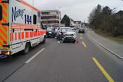 Der Rettungsdienst brachte die erheblich verletzte Unfallverursacherin in ein Krankenhaus. (Bild: PD)