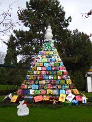 Ein Baum aus Geschenken. (Bild: Leserbild Roland Luterbach)