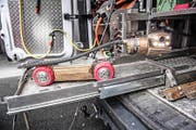 Der Roboter mit schwenkbarer Kamera (Bild links). (Bilder Boris Bürgisser)