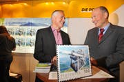 Freude über die Sondermarke: Gestalter Fredy Trümpi (links) und Stanserhornbahn-Direktor Jürg Balsiger. (Bild: Corinne Glanzmann/Neue NZ)