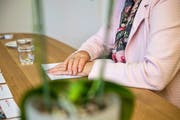 Frau Wyss pflegt seit sechs Jahren ihren kranken Mann.Bild: Roger Grütter (Luzern, 18. Oktober 2016)