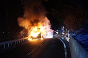 Das Wohnmobil stand in Vollbrand. (Bild: Zuger Polizei)