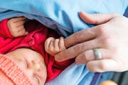 Zoey Krauer hat das geburtenstärkste Jahr seit 20 Jahren eingeläutet. Das Mädchen erblickte am 1.1.2015 als erstes Zentralschweizer Baby das Licht der Welt. (Bild Roger Grütter)