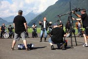 Setzt sich auf dem Töffli und auch sonst vor der Kamera in Szene: DJ Bobo in Buochs bei den Dreharbeiten für sein neues Video. (Bild: André A. Niederberger)
