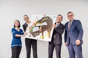 Baudirektor Roger Nager (ganz rechts) übergibt den neuen Erweiterungsbau symbolisch mit einem dreiteiligen Bild an die zukünftigen Nutzer (v.l.n.r.): Jasmin von Mentlen (Lernende), Rektor David Schuler und Landammann Beat Jörg. (Bild: PD)