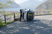 Der umgekippte Smart nach dem Unfall. (Bild: Kantonspolizei Nidwalden)