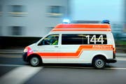 Der schwer verletzte Motorradfahrer musste mit der Ambulanz ins Spital gebracht werden. (Symbolbild LZ)