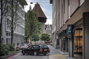Die Ausfahrt des Parkhauses Flora in die Luzerner Seidenhofstrasse. Hier soll dereinst Gegenverkehr herrschen. (Bild Pius Amrein)
