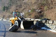 Solche Bilder wie hier Anfang des Jahres 2016 sollen künftig vermieden werden: Ein riesiger Felsblock krachte auf die Strasse. (Bild: Archiv Neue UZ)