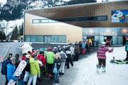 Ski und Snowboarder stehen morgens um 9 Uhr an der Kasse der Talstation auf der Stöckalp an. (Archivbild Dominik Wunderli)