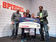 Zwei stolze Gewinner: Die Brüder Scott und John Riley aus Luzern bei der Preisverleihung auf der Frankfurter Buchmesse. (Bild: PD)