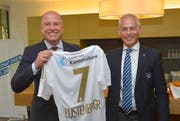 LUKB-CEO Daniel Salzmann und FCL-Präsident Ruedi Stäger bei der Präsentation des "neuen" Trikots. Der LUKB-Schriftzug prangt in Zukunft auf dem Rücken der FCL-Spieler. (Bild: pd/Martin Meienberger)