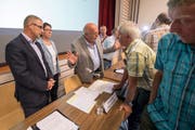 «So nicht»: Die aufgebrachte Dorfbevölkerung. (Bild: Keystone / Urs Flüeler)