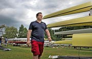 Christian Stofer, Direktor des Schweizerischen Ruderverbandes, macht am Mittwoch am Rotsee eine Runde. (Bild Nadia Schärli)