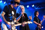 Vollblut-Sängerin und cooler Slidegitarrist: Mandy Lemons (rechts) und Sturgis Nikides brachten als Gegensatz-Paar den Abend im Casino Luzern in Fahrt. (Bild Manuela Jans-Koch)