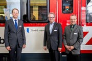 Sie freuen sich über das Roll-out der neuen Komposition: Renato Fasciati, Geschäftsführer der Zentralbahn, Stefan Roth, Luzerner Stadtpräsident und Gerhard Züger, Leiter Produktion und Rollmaterial. (Bild: pd)