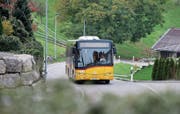 Das Postauto wird in Finstersee nur noch bis Ende 2018 verkehren. (Bild: Stefan Kaiser (Menzingen, 4. Oktober 2017))