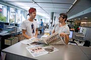 Simon Schürch (links) und Mario Gyr bei der Lektüre unserer Ausgabe vom 12. August. Zum Poster sagen sie: «Unsere weissen Füsse hätte man nicht zeigen müssen.» (Bild: Neue LZ / Pius Amrein)