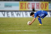 Der Luzerner Davide Chiumiento legt sich den Ball für den Freistoss bereit, der zum 2:1 führte. (Bild Pius Amrein/Neue LZ)