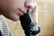 Ein junger Mann am Telefon. Symbolbild. (Bild: Archiv / Neue LZ)