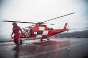 Ein Rega-Helikopter auf dem Dach des Luzerner Kantonsspitals. (Bild: Manuela Jans-Koch (22. Dezember 2017).)
