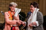 Die beiden Preisträgerinnen Heidi Zihlmann (links) und Heid Reber erhalten je 15'000 Franken. (Bild: PD/ Matthias Käser)