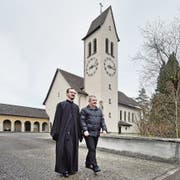 Der serbisch-orthodoxe Pfarrer Dragan Stanojevic (links) mit Kirchgemeindepräsident Peter Kaufmann vor der Kirche St. Josef am Tag des Verkaufsentscheids. (Bild: Pius Amrein (Perlen, 24. Januar 2016))