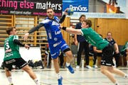 Kriens-Spieler Boris Stankovic (in Blau, im Oktober gegen Wacker Thun): Muss er Ende Saison gehen, oder darf er noch eine Saison anhängen)? (Bild Nadia Schärli)