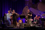 John Zorn am Saxophon - hier mit dem Masada Quartet - in der Willisauer Festhalle. (Bild: Marcel Meier / Jazz Festival Willisau,)