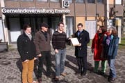 Sie haben am Montag die Initiative eingereicht (von links): Marco Huwiler (Mitglied Ortsplanungskomission Grüne und Initiativkomitee), Sigisbert Regli (Präsident SP Emmen und Einwohnerrat), Andreas Kappeler (Einwohnerrat Grüne und Initiativkomitee), Patrick Vogel (Gemeindeschreiber), Barbara Fas (Einwohnerrätin SP und Initiativkomitee) und Monique Frey (Präsidentin Grüne Emmen). (Bild: PD)