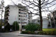 Das Alterszentrum Grossfeld in Kriens ist gemäss Denkmalpflege eine «konsequent gestaltete Sichtbetonkonstruktion im funktionalen Architekturstil der 1960er-Jahre» und ein «typischer Bau der Nachkriegsmoderne». Es wird dennoch nicht unter Denkmalschutz gestellt. (Bild: Corinne Glanzmann / Neue LZ)