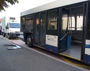 Der beschädigte Bus der Zugerland Verkehrsbetriebe. (Bild: pd/Zuger Polizei)