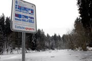 Der Schein trügt: Die Eisfläche beim Waldweiher in Steinhausen ist zu wenig tragfähig, um begangen werden zu können. (Bild Werner Schelbert / Neue ZZ)